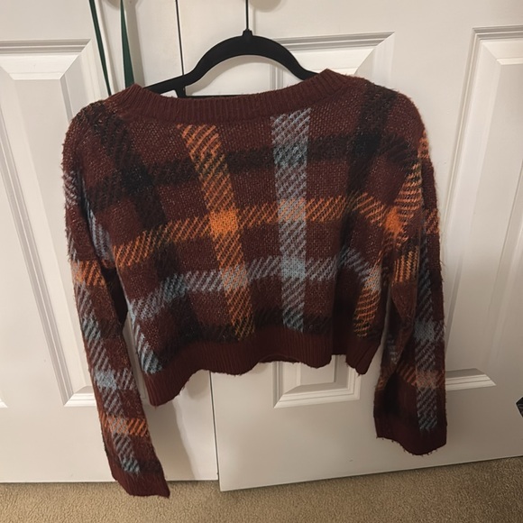 maroon cropped sweater - Picture 2 of 3